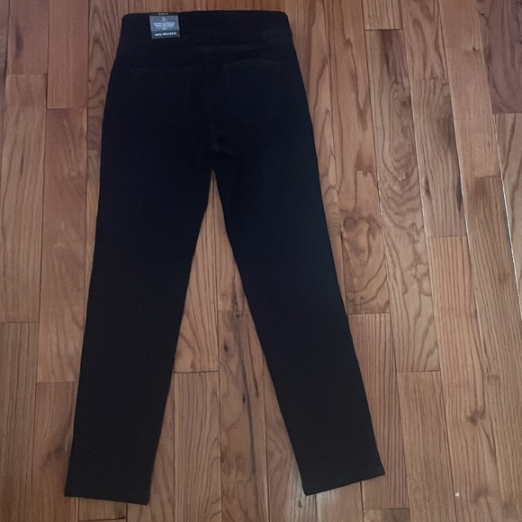 Van Heusen Pull on Jean. Size 6, denim. - Picture 4 of 6